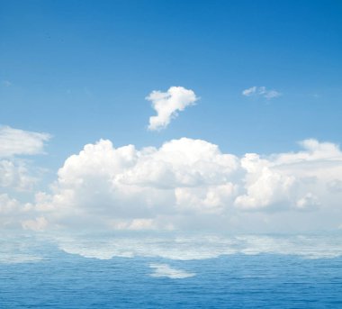 Suya yansıyan deniz bulutlar