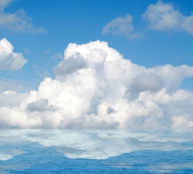 Suya yansıyan deniz bulutlar