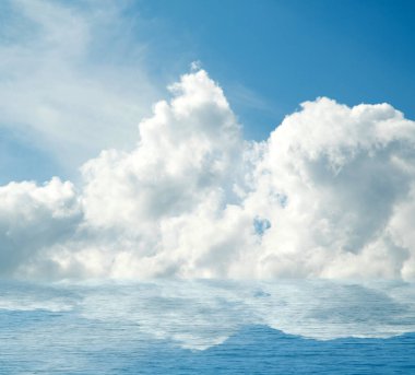 Suya yansıyan deniz bulutlar