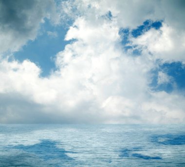 Suya yansıyan deniz bulutlar