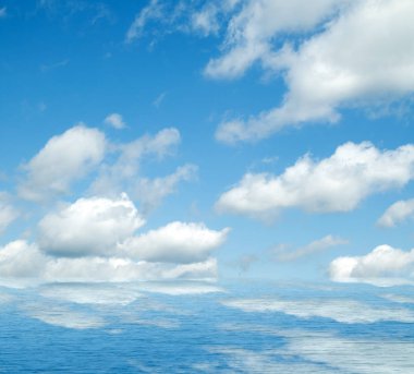 Suya yansıyan deniz bulutlar