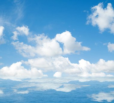 Suya yansıyan deniz bulutlar