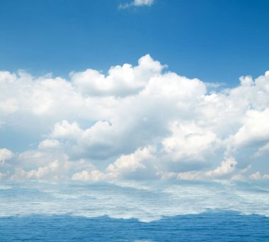 Suya yansıyan deniz bulutlar