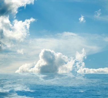 Suya yansıyan deniz bulutlar