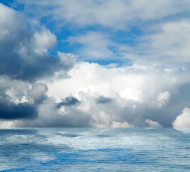 Suya yansıyan deniz bulutlar