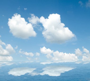 Suya yansıyan deniz bulutlar