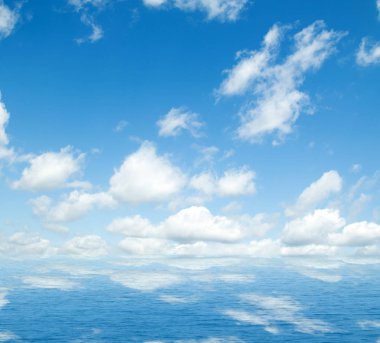 Suya yansıyan deniz bulutlar