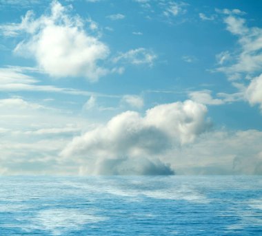 Suya yansıyan deniz bulutlar