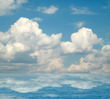 Suya yansıyan deniz bulutlar