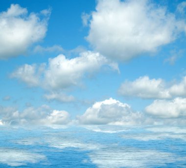 Suya yansıyan deniz bulutlar