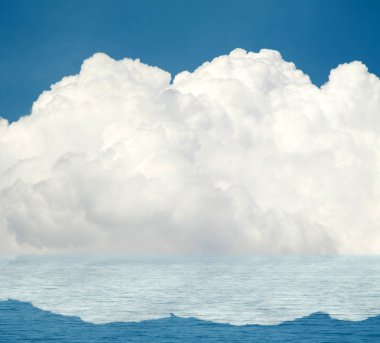 Suya yansıyan deniz bulutlar