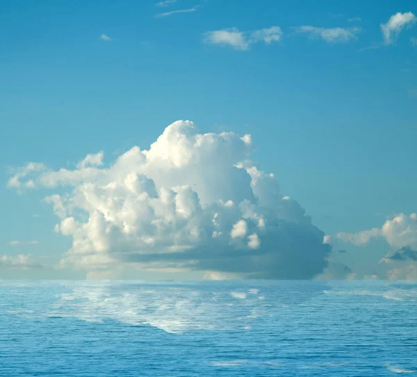 Suya yansıyan deniz bulutlar