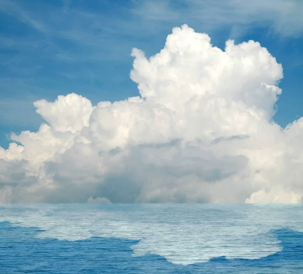 Suya yansıyan deniz bulutlar