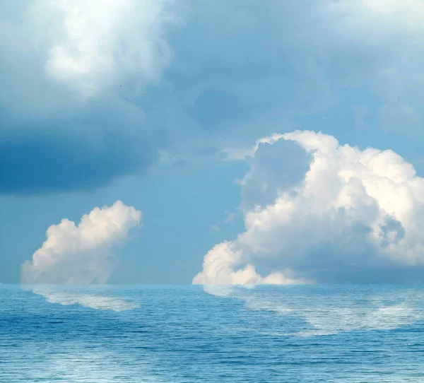 Suya yansıyan deniz bulutlar