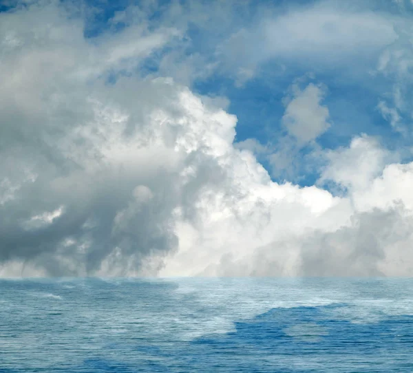 Suya yansıyan deniz bulutlar