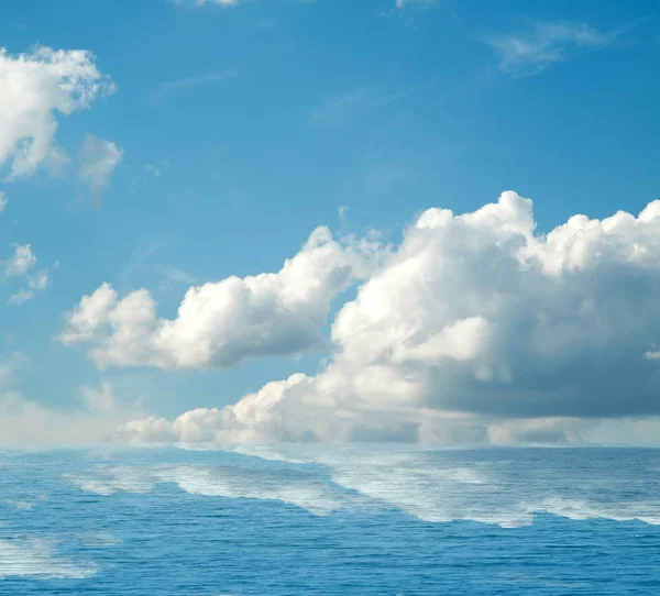 Nuvole Mare Riflesse Nell Acqua — Foto Stock