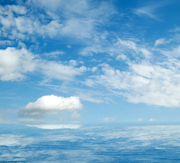 Suya yansıyan deniz bulutlar