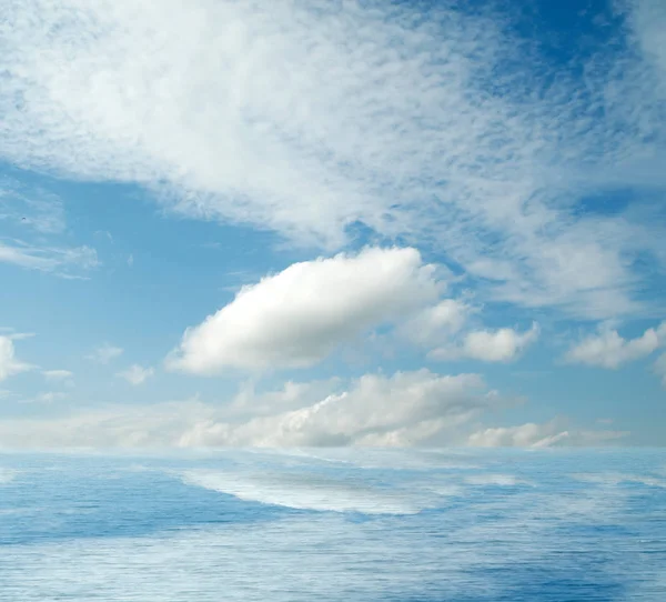 Suya yansıyan deniz bulutlar