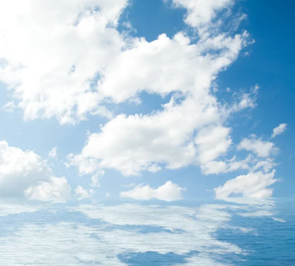 Suya yansıyan deniz bulutlar