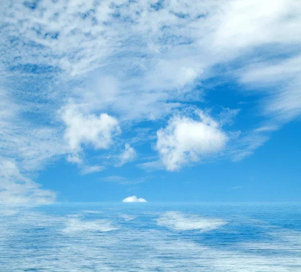 Meereswolken Spiegeln Sich Wasser Wider — Stockfoto