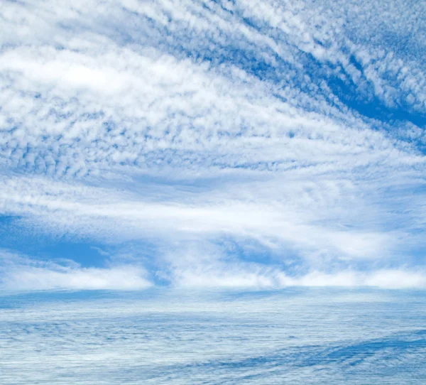 Nuvole Mare Riflesse Nell Acqua — Foto Stock