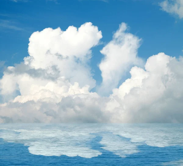 Suya yansıyan deniz bulutlar