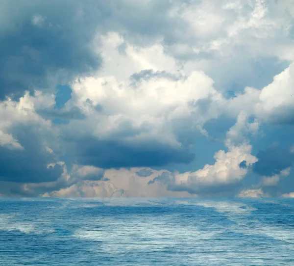 Suya yansıyan deniz bulutlar