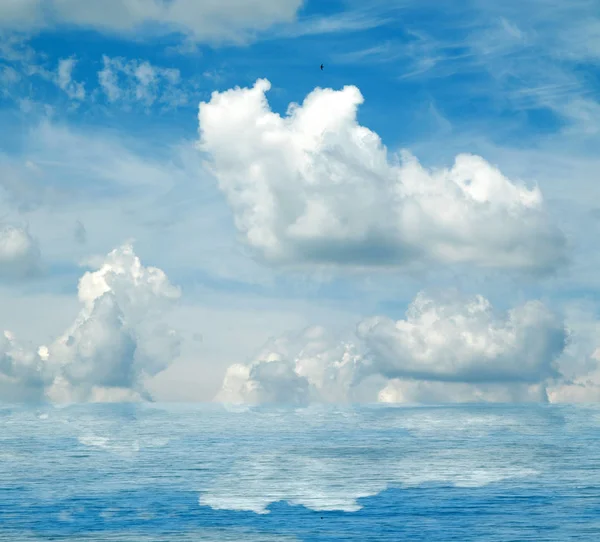 Морские Облака Отражаются Воде — стоковое фото