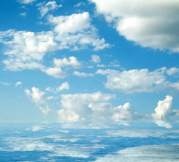 Suya yansıyan deniz bulutlar