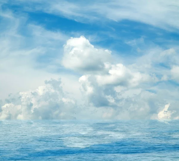 Suya yansıyan deniz bulutlar