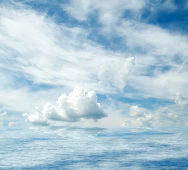 Suya yansıyan deniz bulutlar