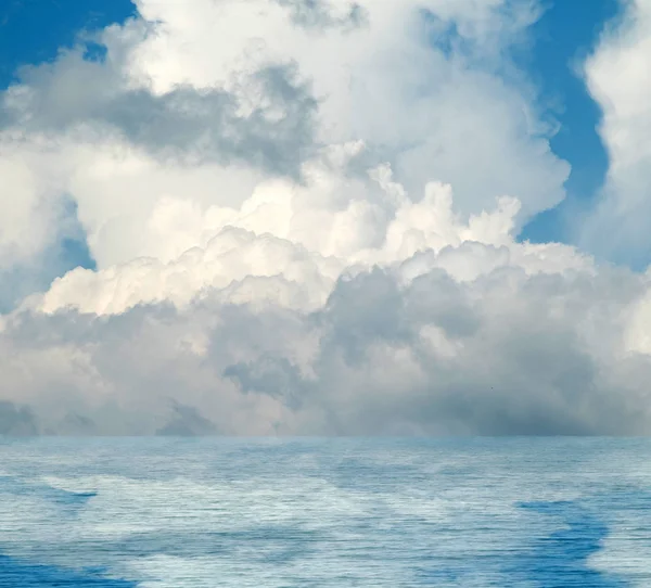 Suya yansıyan deniz bulutlar