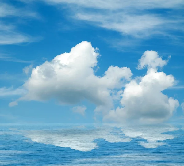 Suya yansıyan deniz bulutlar