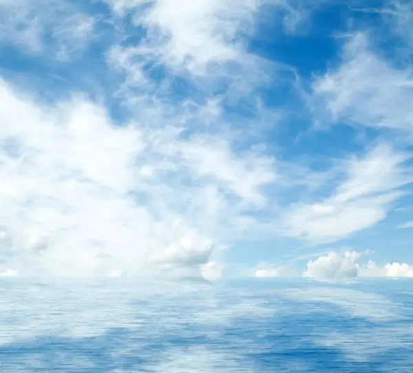 Suya yansıyan deniz bulutlar