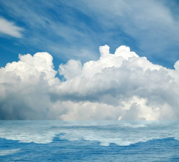 Suya yansıyan deniz bulutlar