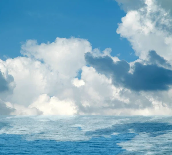 Nuvole Mare Riflesse Nell Acqua — Foto Stock