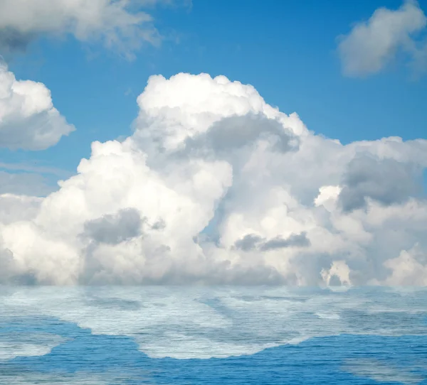 Suya yansıyan deniz bulutlar