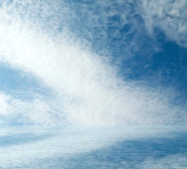 Θαλάσσια Σύννεφα Αντανακλάται Στο Νερό — Φωτογραφία Αρχείου