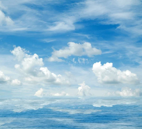 Suya yansıyan deniz bulutlar