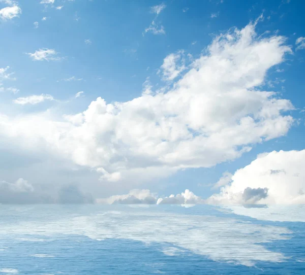 Suya yansıyan deniz bulutlar