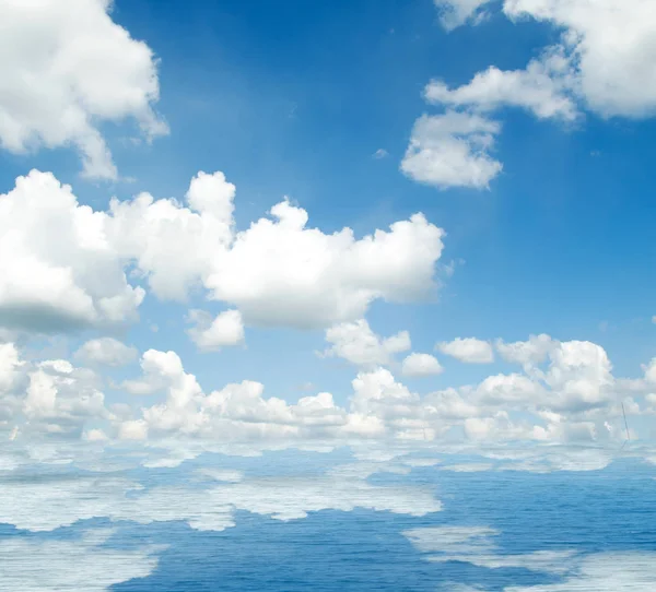 Suya yansıyan deniz bulutlar