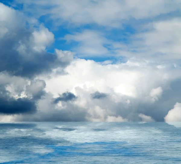 Suya yansıyan deniz bulutlar