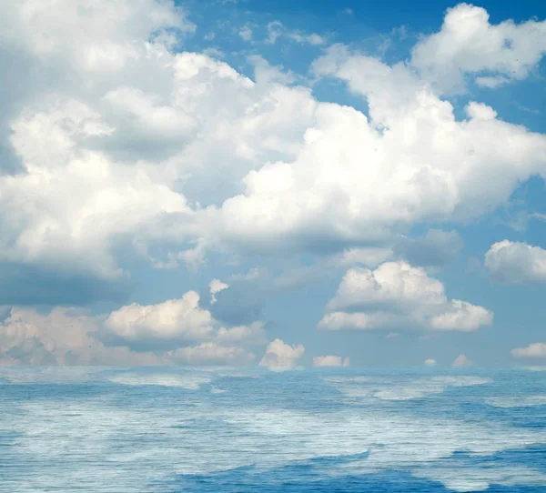 Suya yansıyan deniz bulutlar