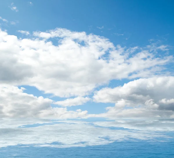 Nuvole Mare Riflesse Nell Acqua — Foto Stock