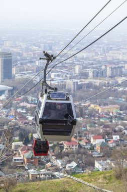 Almatı, Kazakistan - 29, 2019: Kok Tobe tepe ve teleferik kabin Almatı şehir görünümü, Almatı dönüm noktası