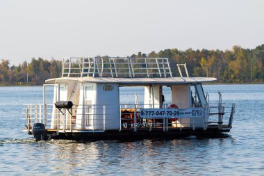 Petropavlovsk, Kazakistan - 14 Eylül 2019: nehirde beyaz zevk gemisi. Nehir ve ağaçların sonbahar manzarası.