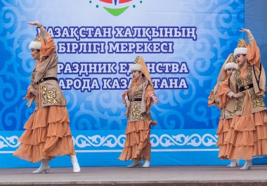 Petropavlovsk, Kazakistan-1 Mayıs 2019: Kazakistan halklarının Ulusal kostümleri şarkıları ve dansları. 1 Mayıs Kazakistan Insanlar Birliği günü.