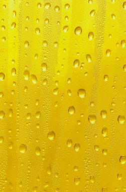 Cam su damlaları, sarı arka plan bira, buğulu arka plan.