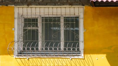 Demir bir kafes ile evin penceresi.