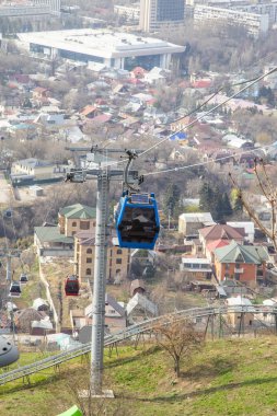 Almatı, Kazakistan - 29, 2019: Kok Tobe tepe ve teleferik kabin Almatı şehir görünümü, Almatı dönüm noktası